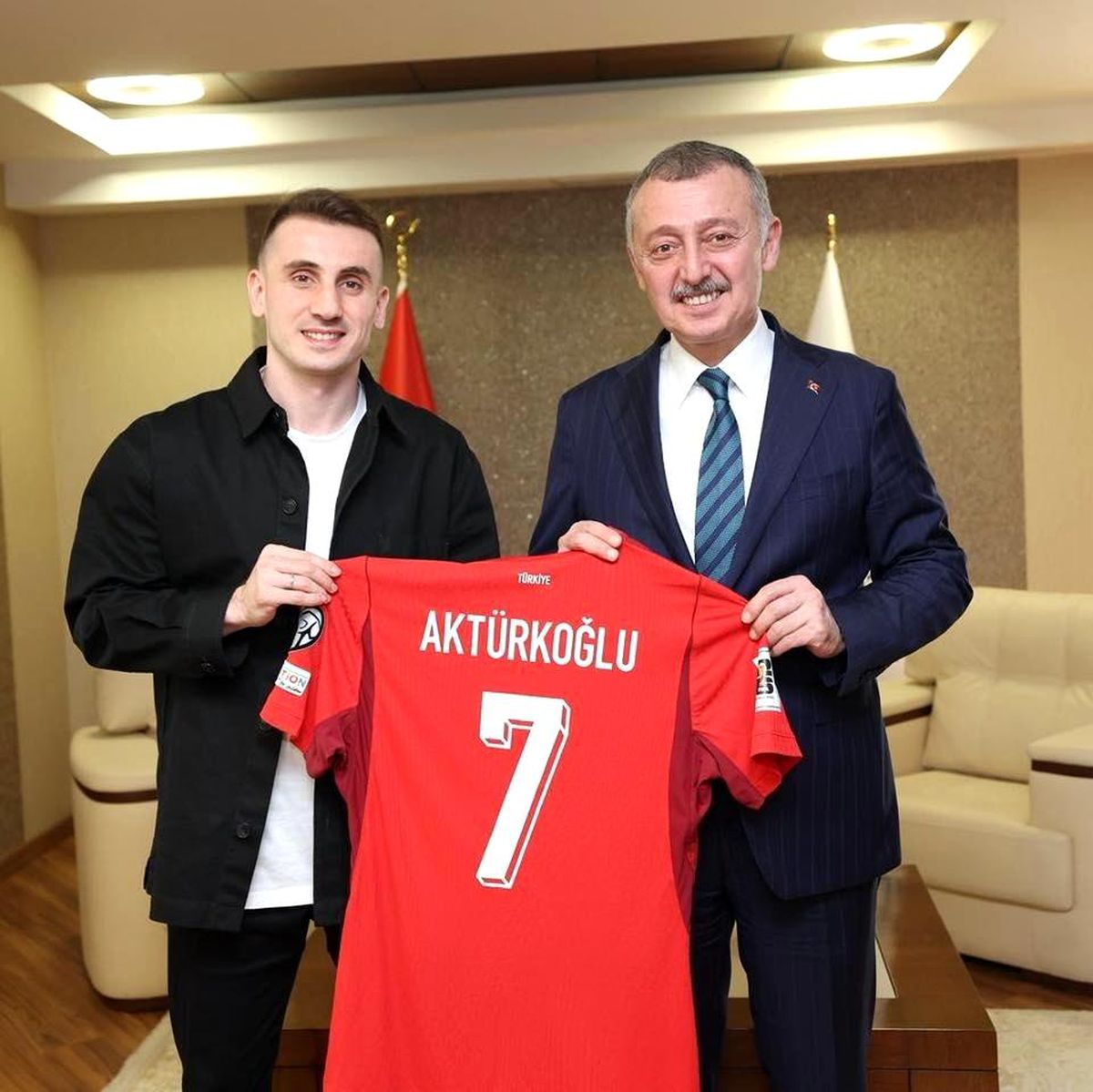 Kerem Aktürkoğlu\'ndan Başkan Büyükakın\'a ay-yıldızlı forma