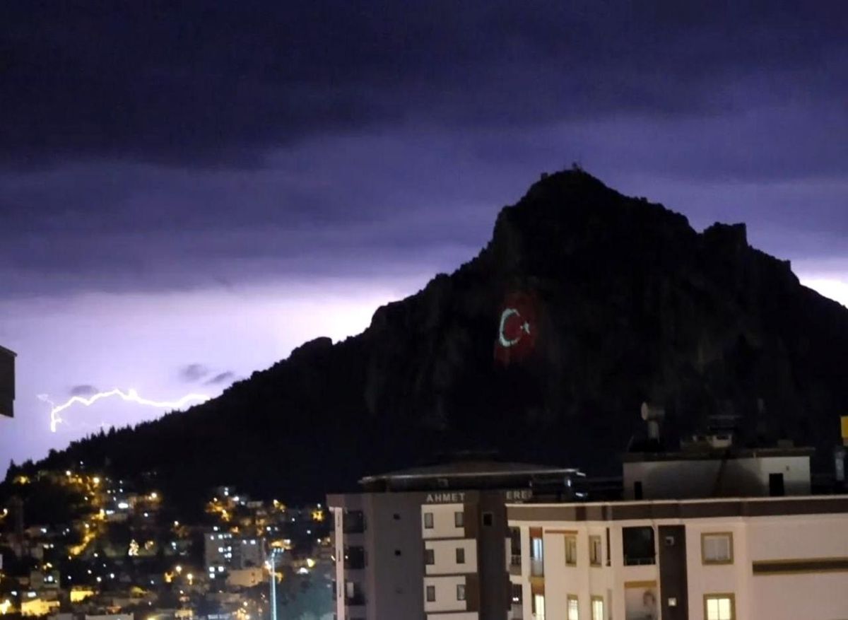 Kozan\'da Gece Şimşek Şöleni