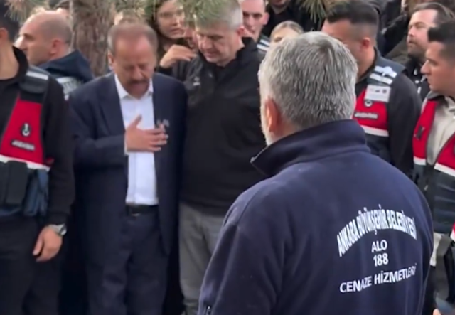 Kürt Ahmet'in cenazesinde dikkat çeken uyarı: Tokalaşmaya çalışmayın