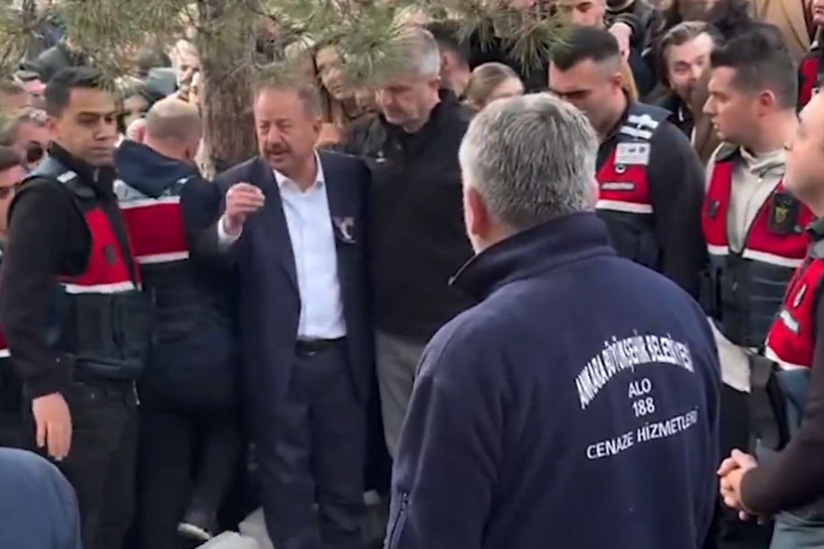 Kürt Ahmet\'in cenazesinde dikkat çeken uyarı: Tokalaşmaya çalışmayın