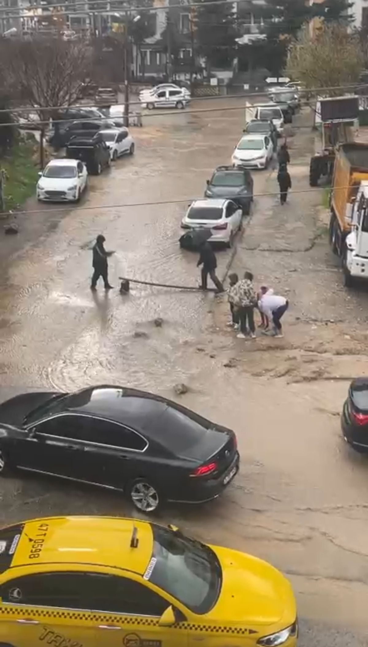 Mardin’de Sağanak Yağış Caddeyi Göle Döndürdü