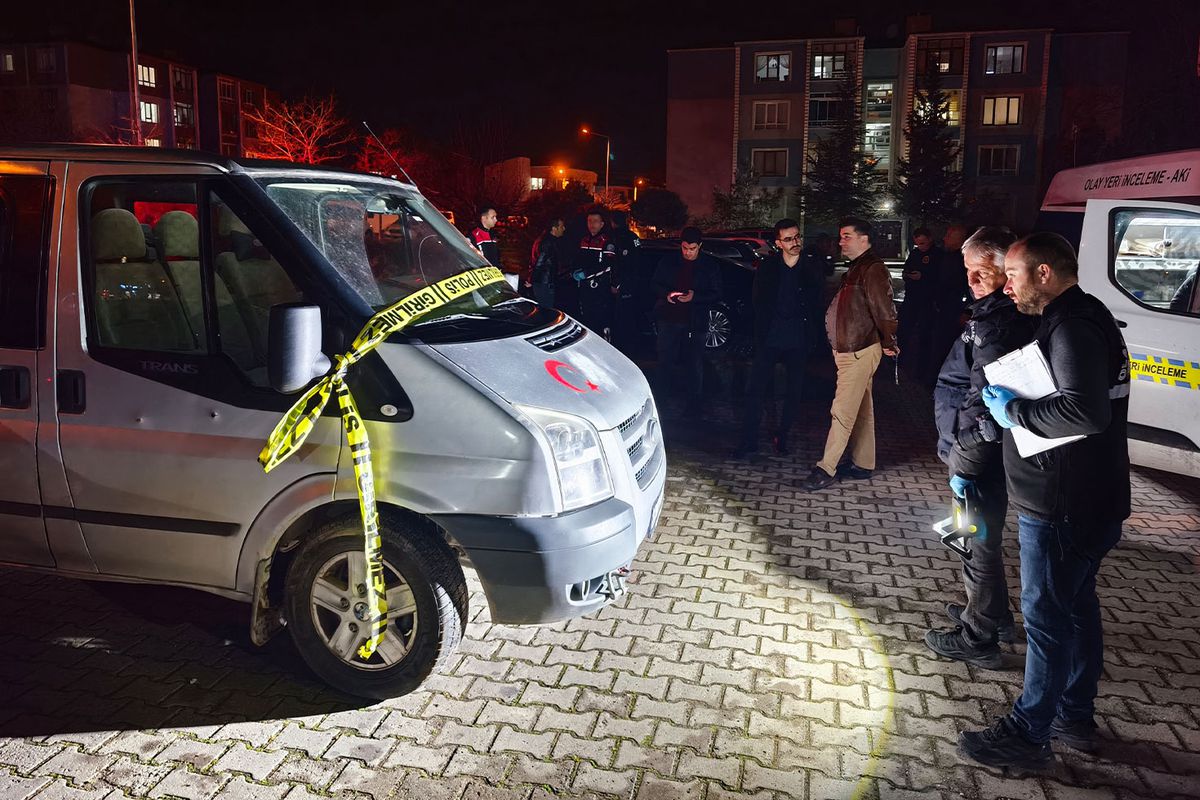 Kanlı pusu! Minibüsünü park ederken kurşunların hedefi oldu