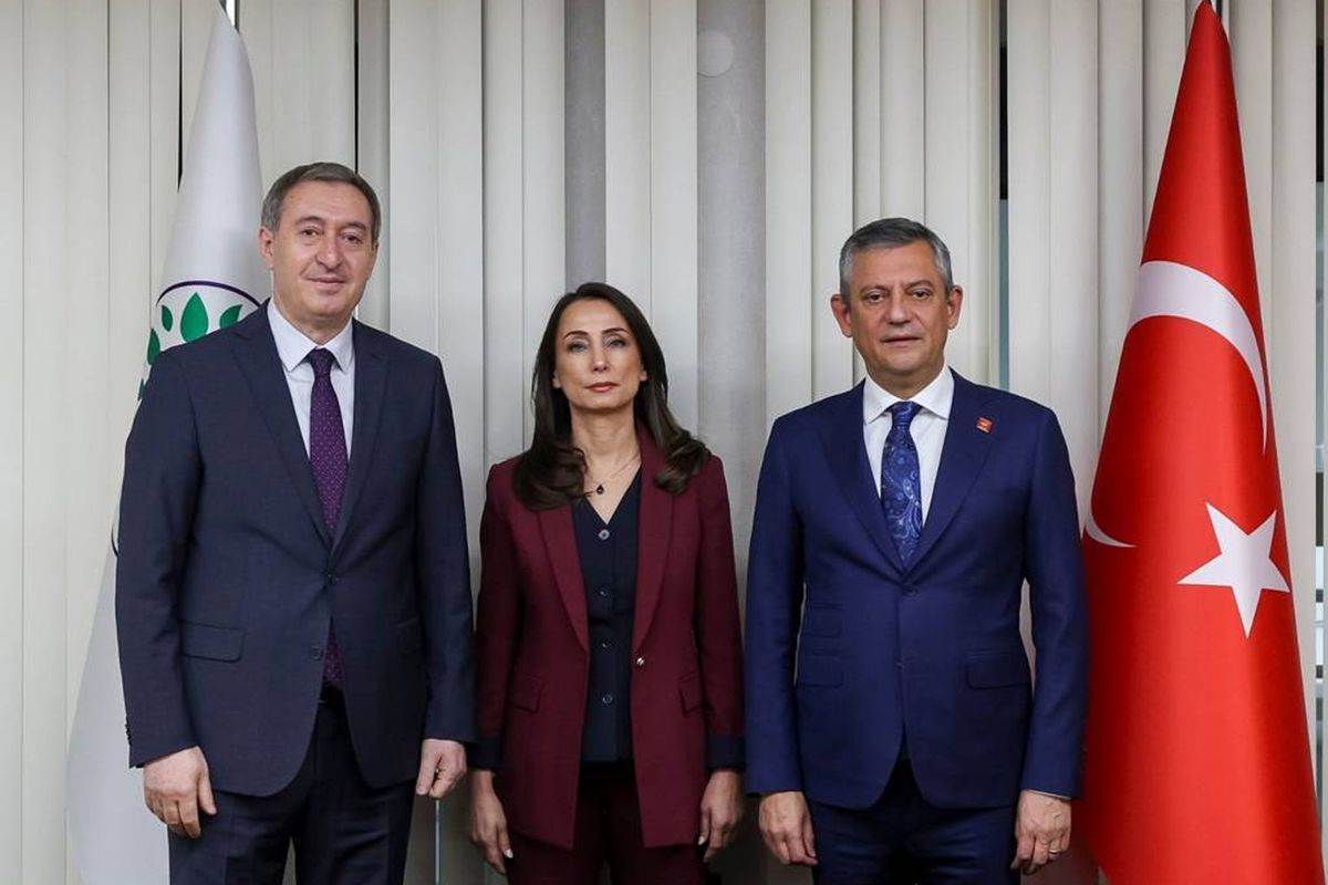 Özgür Özel\'den kulisleri hareketlendiren ziyaret! Kürsüden ilan etti, DEM Parti destek verdi