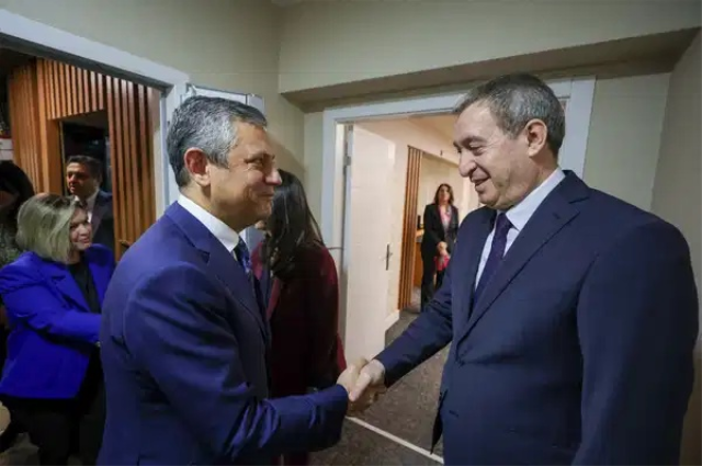 Özgür Özel'den kulisleri hareketlendiren ziyaret! Kürsüden ilan etti, DEM Parti destek verdi