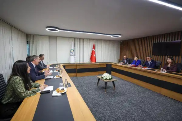 Özgür Özel'den kulisleri hareketlendiren ziyaret! Kürsüden ilan etti, DEM Parti destek verdi