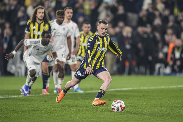 Penaltı mı değil mi? Ünlü yorumcular derbiye damga vuran pozisyonunda hemfikir oldu