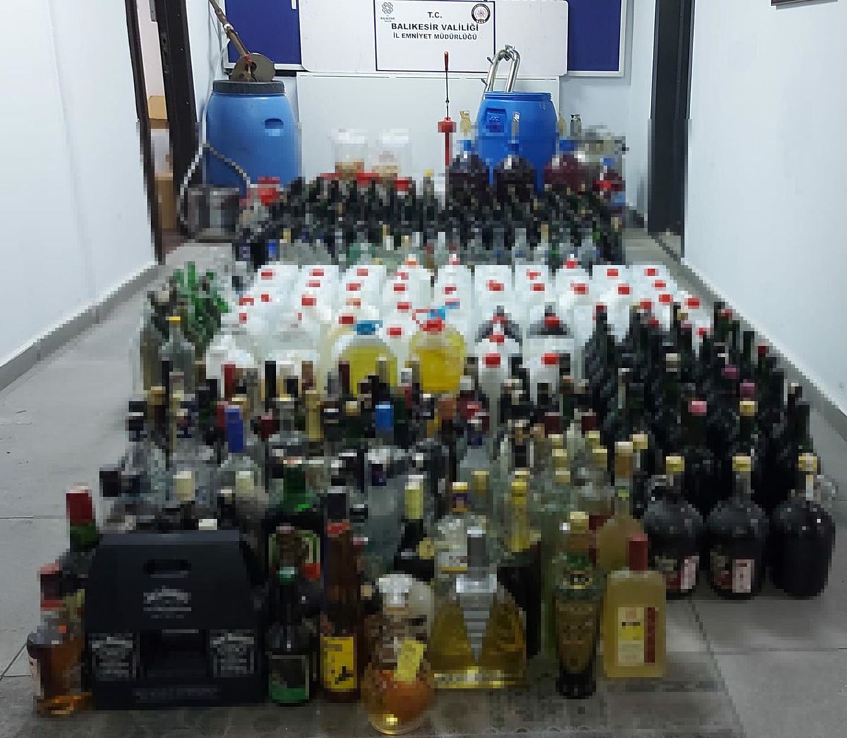 Ayvalık\'ta Kaçak İçki ve Sigara Operasyonu