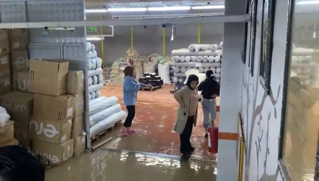 Şanlıurfa'da sağanak nedeniyle tekstil fabrikasını su bastı; işçiler tahliye edildi