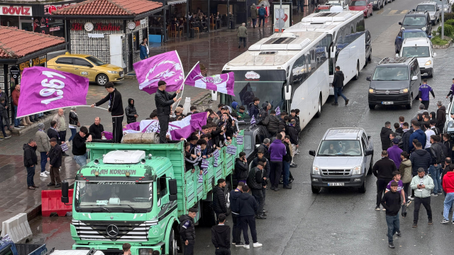 Savaştan kaçmıyorlar! Kamyon kasasına binip gittikleri yer herkesi şaşırttı