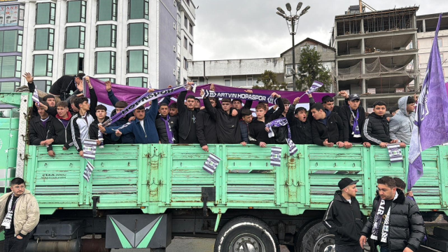 Savaştan kaçmıyorlar! Kamyon kasasına binip gittikleri yer herkesi şaşırttı