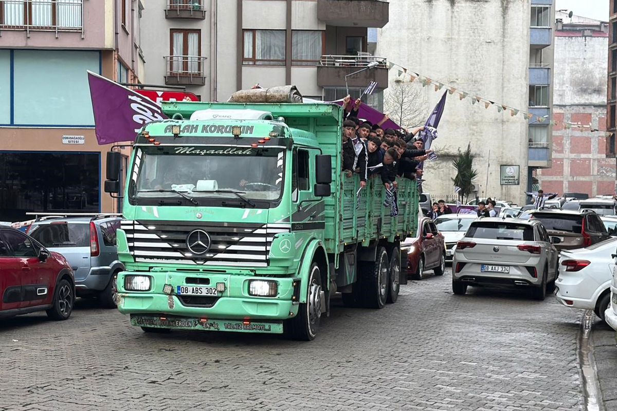 Savaştan kaçmıyorlar! Kamyon kasasına binip gittikleri yer herkesi şaşırttı