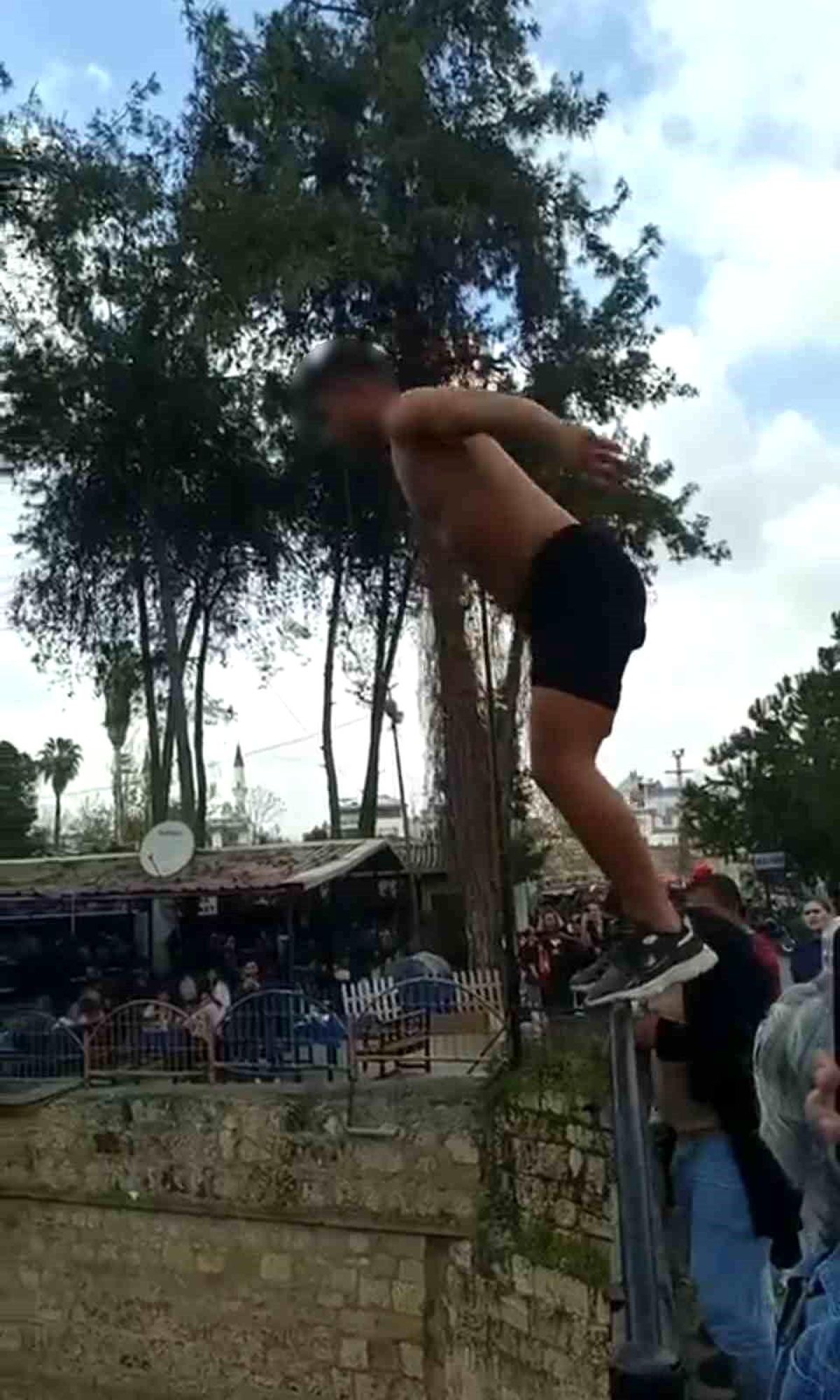 Şelaleden Suya Atlayan Kişiye Para Cezası