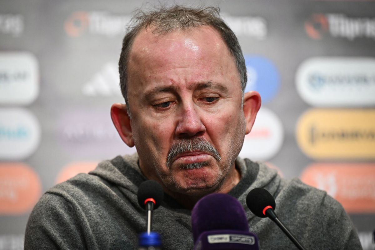 Sergen Yalçın derbi sonrası iki futbolcusunun biletini kesti