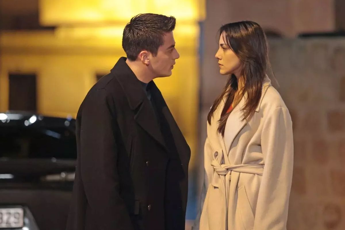 Set aşkı büyüyor! Dilin Döğer ve Atakan Özkaya’dan romantik poz