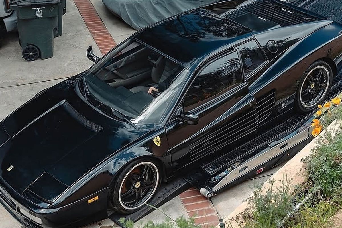 Ünlü isim 1992 model aracıyla yol aldı! Görenler bir daha baktı