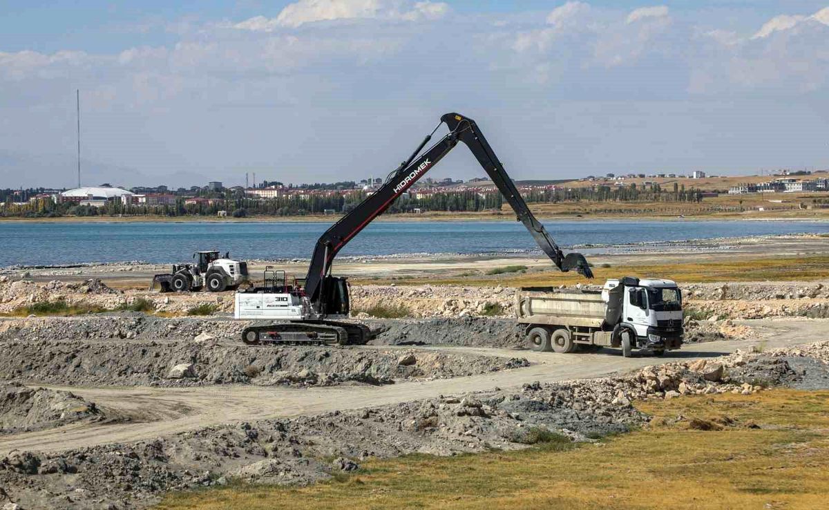 Van Gölü\'nde 2 Milyon Metreküp Temizlik