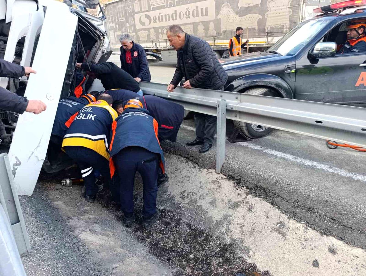 Gümüşhane\'de Tır Kazası: Sürücü Yaralandı