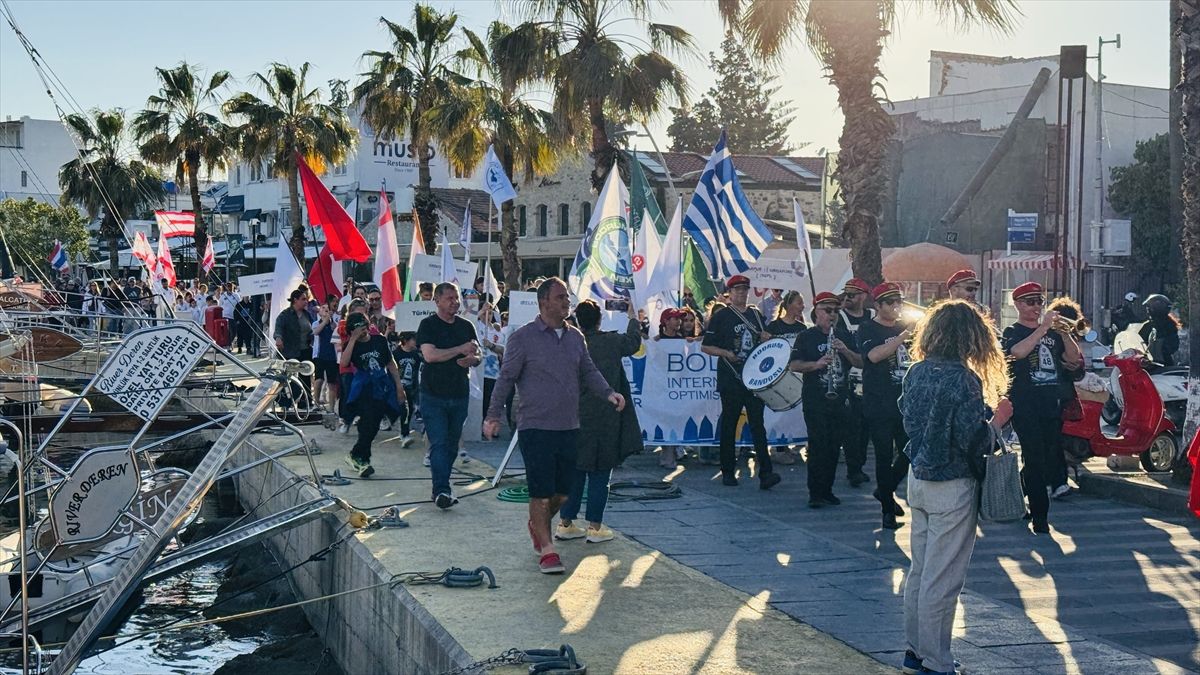 Bodrum\'da Optimist Yarışları Kortej Yürüyüşü