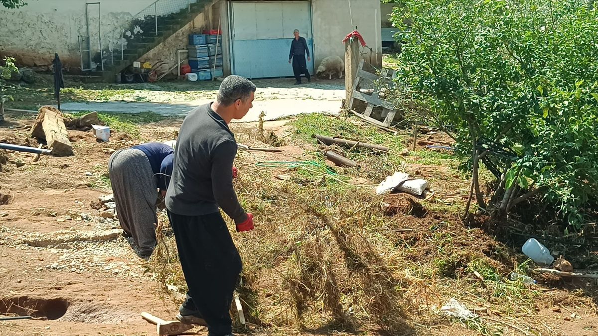 Kozan\'da Sel Temizlik Çalışmaları Başladı