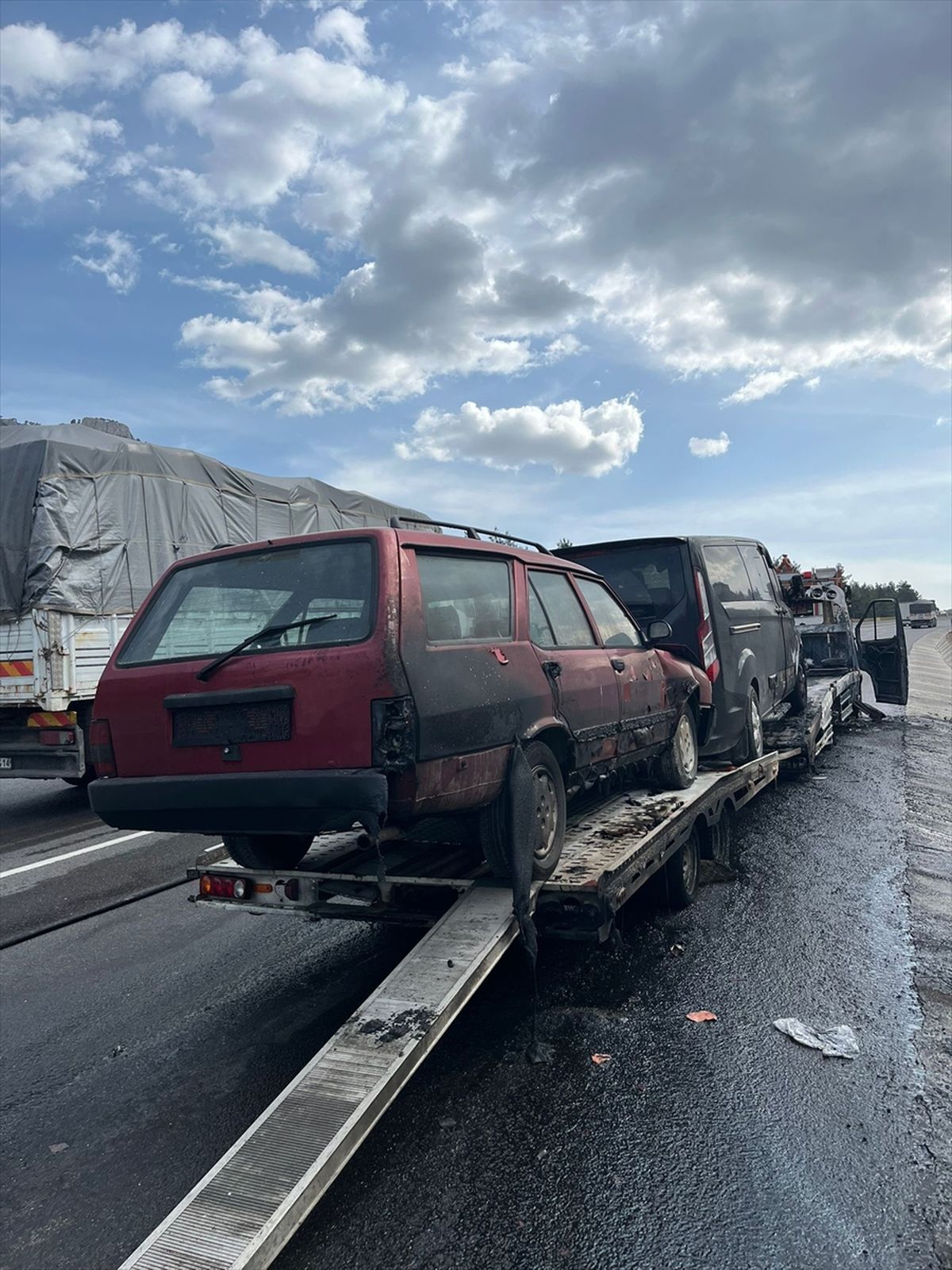 Adana\'da Yangın: Çekici ve Yükteki Araçlar Zarar Gördü