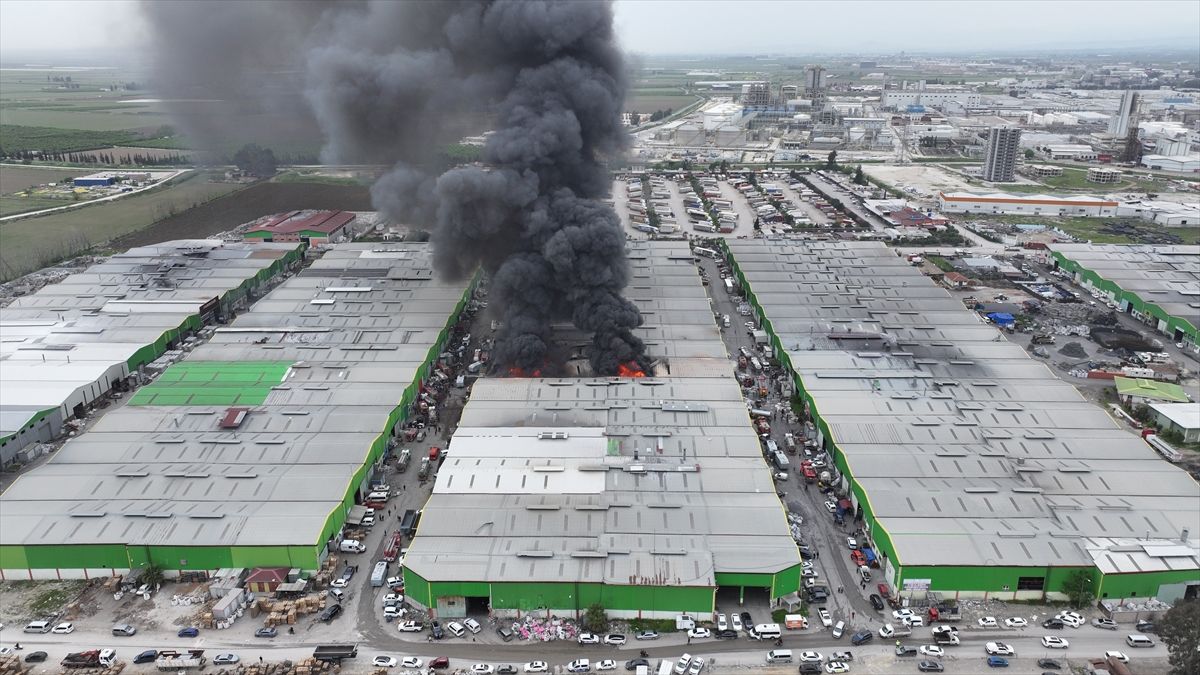 Adana\'da Geri Dönüşüm Tesisinde Yangın