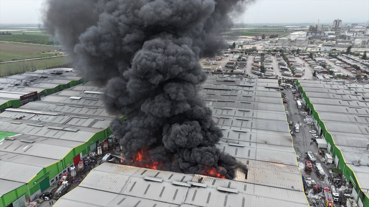 Adana\'da Geri Dönüşüm Tesisinde Yangın