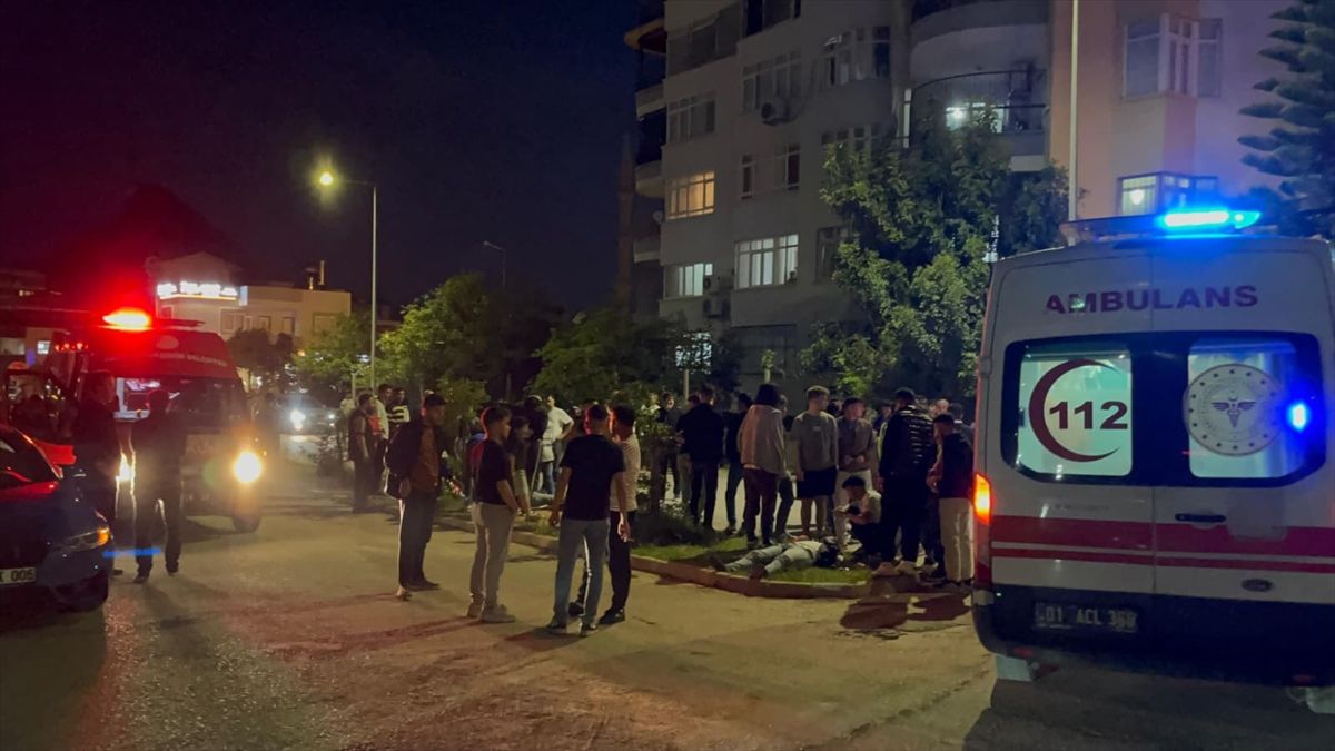 Adana\'da iki otomobilin çarpışması sonucu 4 kişi yaralandı