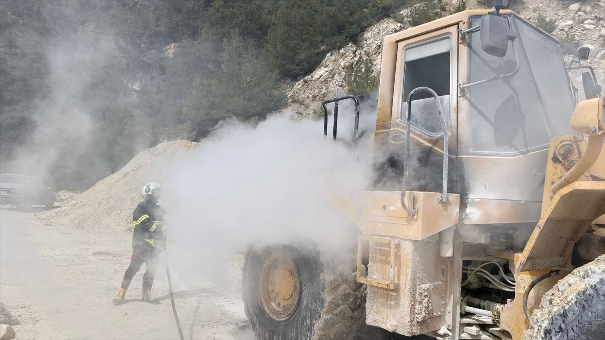 Feke\'de İş Makinesi Yangını