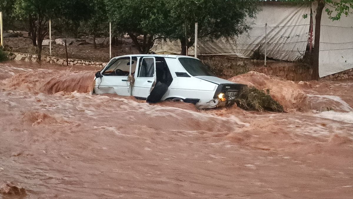 Adana\'nın Kozan ilçesini sel vurdu