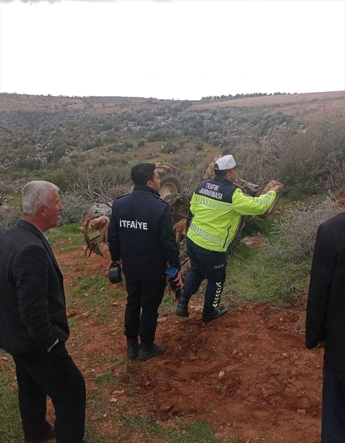 Besni\'de Traktör Devrildi: Sürücü Hayatını Kaybetti