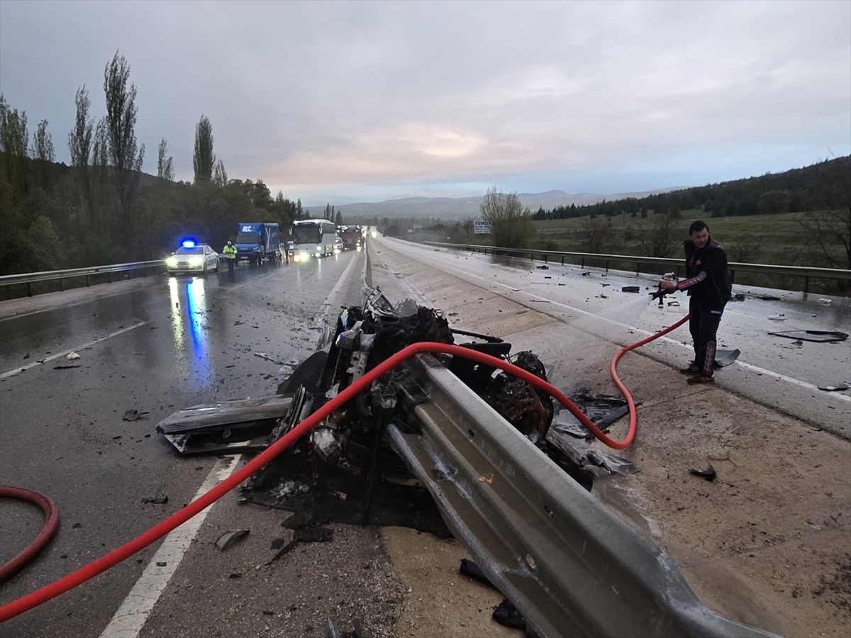 Bariyere Çarpan Araçta 1 Kayıp, 1 Yaralı