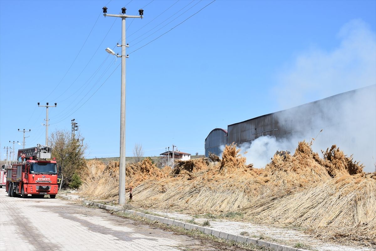 Bolvadin\'de Yangın Kontrol Altına Alındı