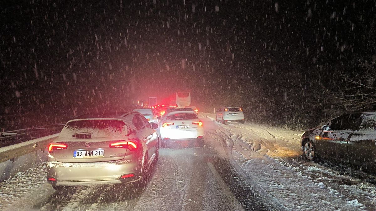 Afyonkarahisar\'da kar esareti! Yollar kapandı, bakanlık uyardı