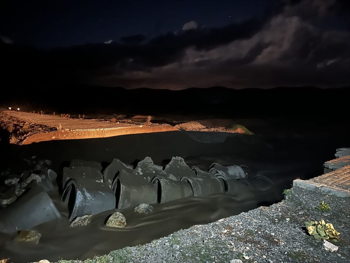 Sandıklı\'da Taşkın Yolu Kapattı