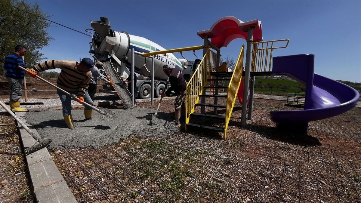 Ağın\'da Çocuk Parkı Zemin Yenileme Çalışması