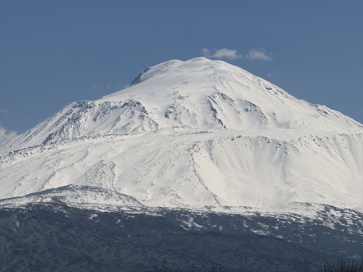 Ağrı Dağı Karla Kaplandı
