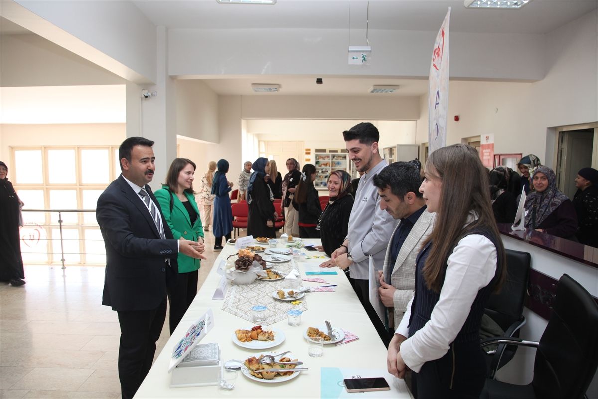 Ahlat\'ta Anneler Günü Yemek Yarışması