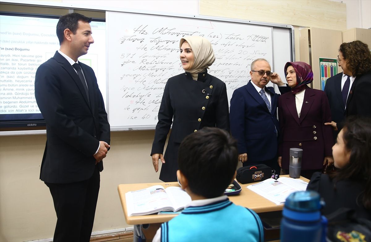 Bakan Göktaş Bakü Türk Anadolu Lisesi\'ni Ziyaret Etti