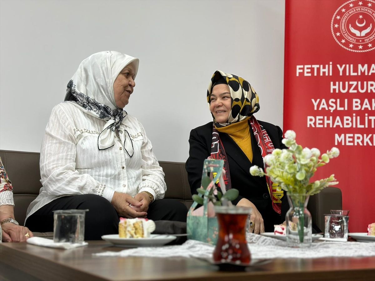 Anneler Günü\'nde Huzurevindeki Annelerle Buluşma