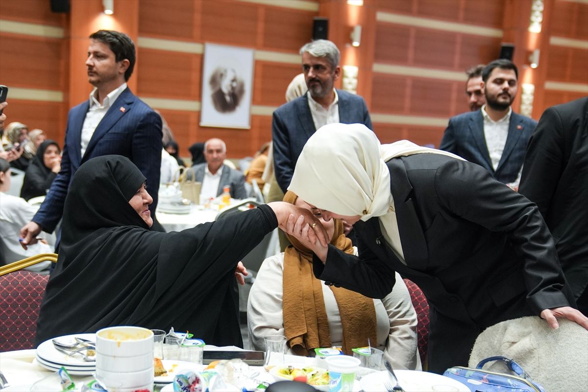 AK Parti İstanbul İl Başkanlığı\'nda şehit anneleri için Anneler Günü programı düzenlendi