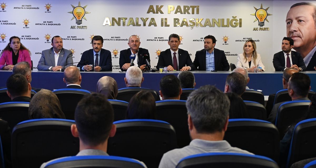 AK Parti\'ye katılan Serik Belediye Başkanı ile meclis üyelerine rozetleri takıldı