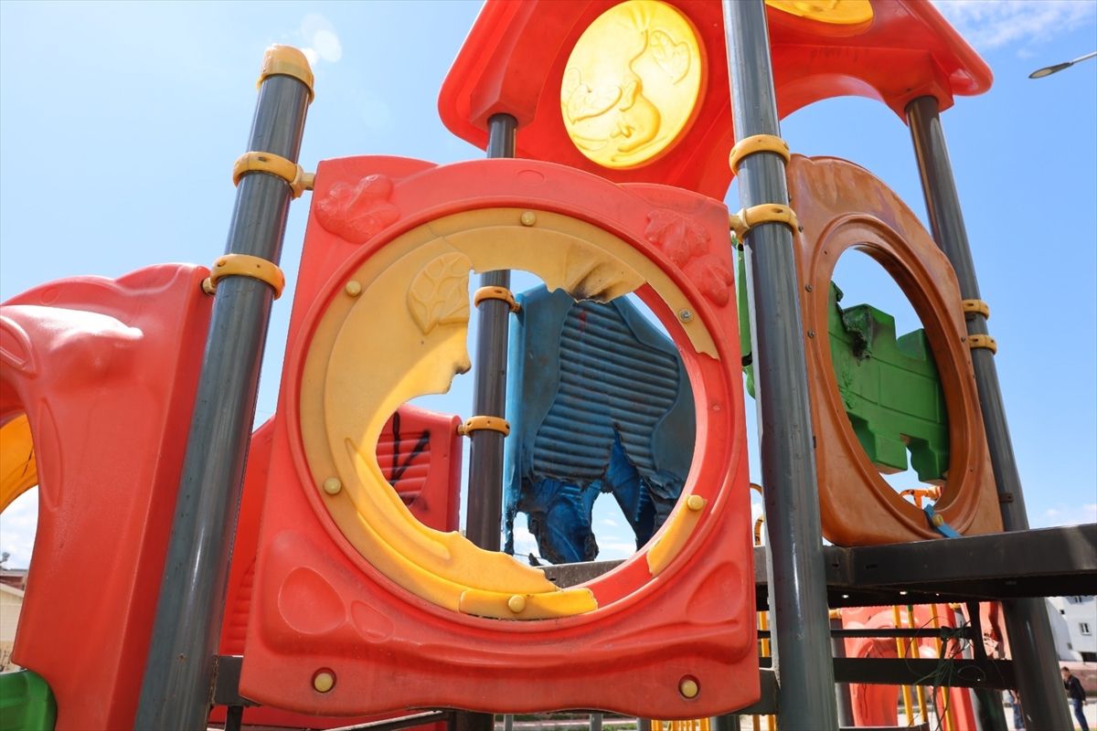 Mersin\'de Parkta Oyun Gruplarına Zarar Verildi