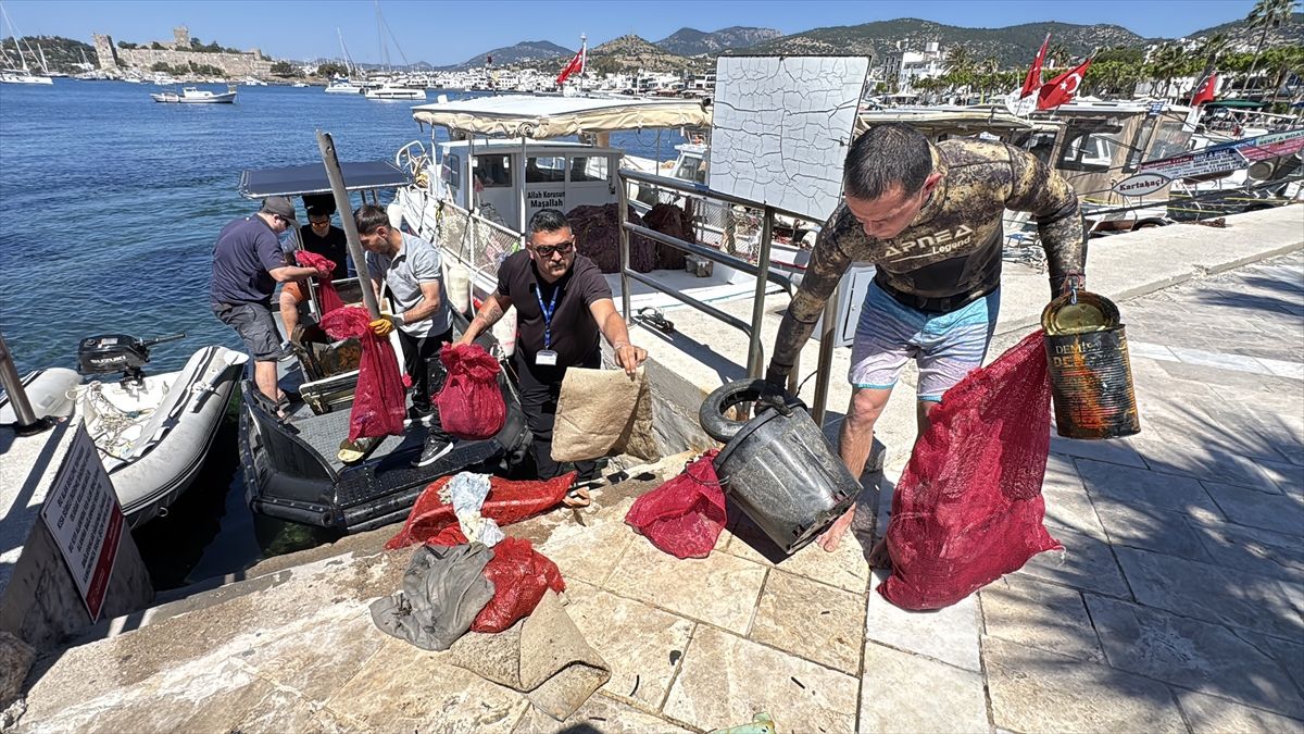 Bodrum\'da Deniz Temizliği: 250 kg Atık Çıkarıldı