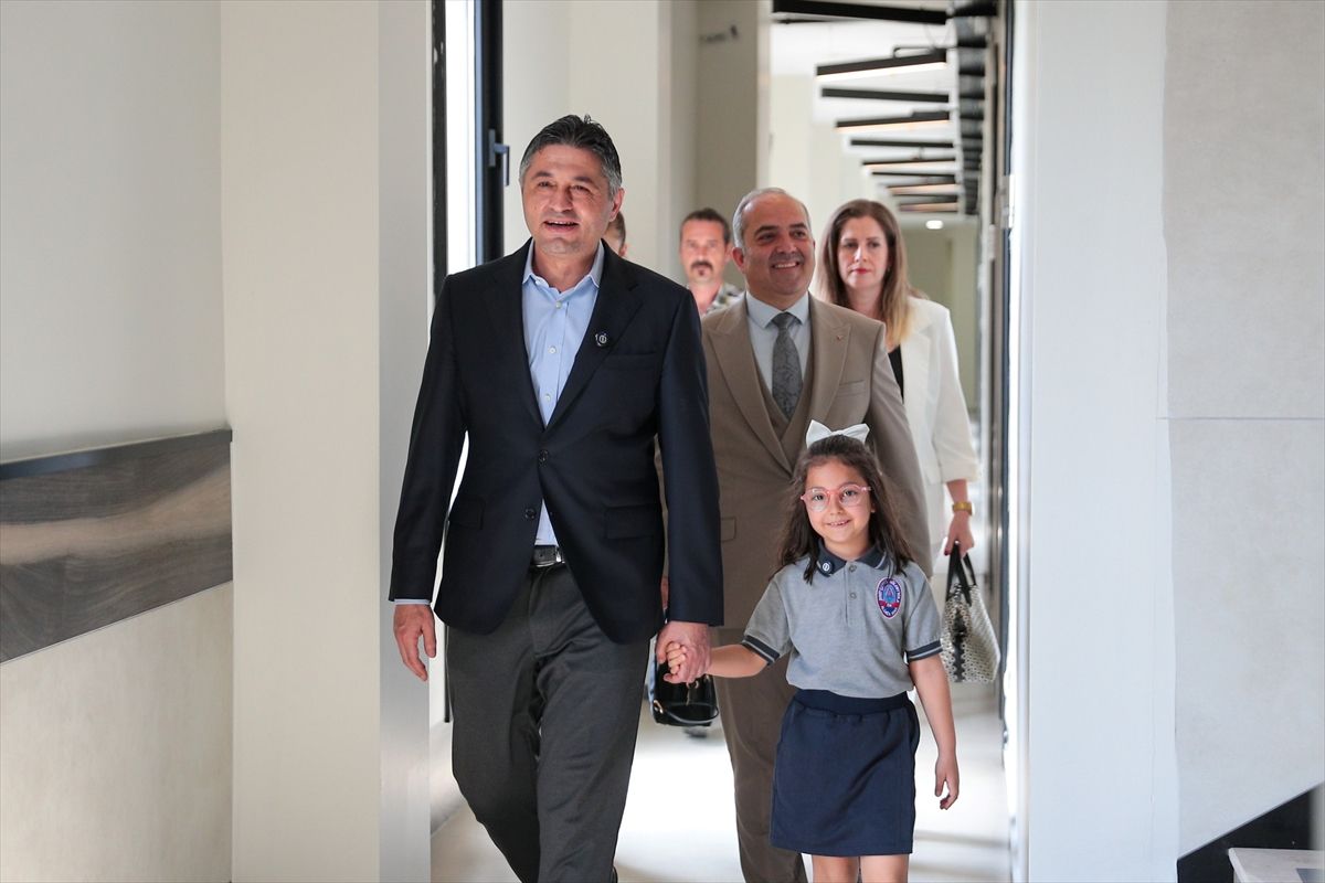 Aliağa Belediye Başkanı Acar koltuğunu 1. sınıf öğrencisine devretti