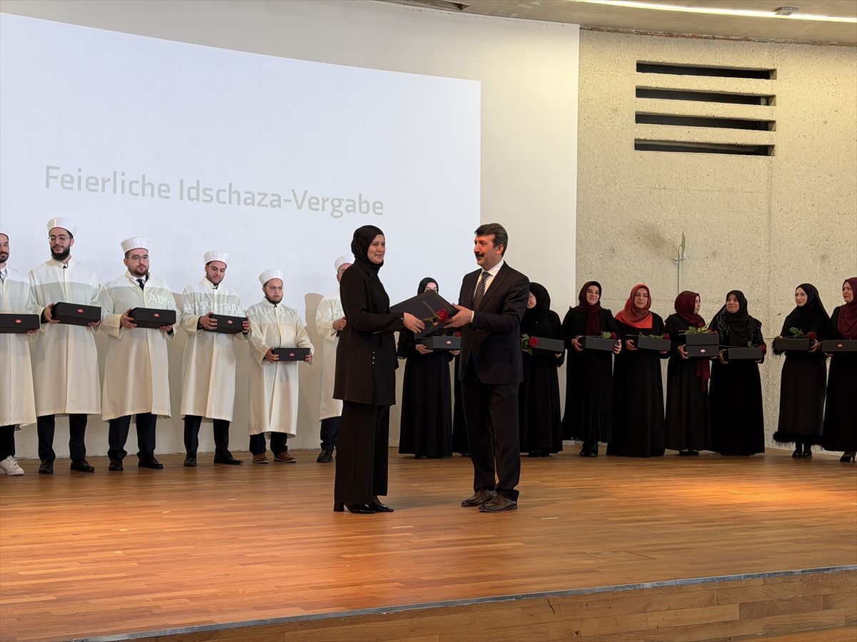 Almanya\'da Din Görevlileri Cübbe Giydi