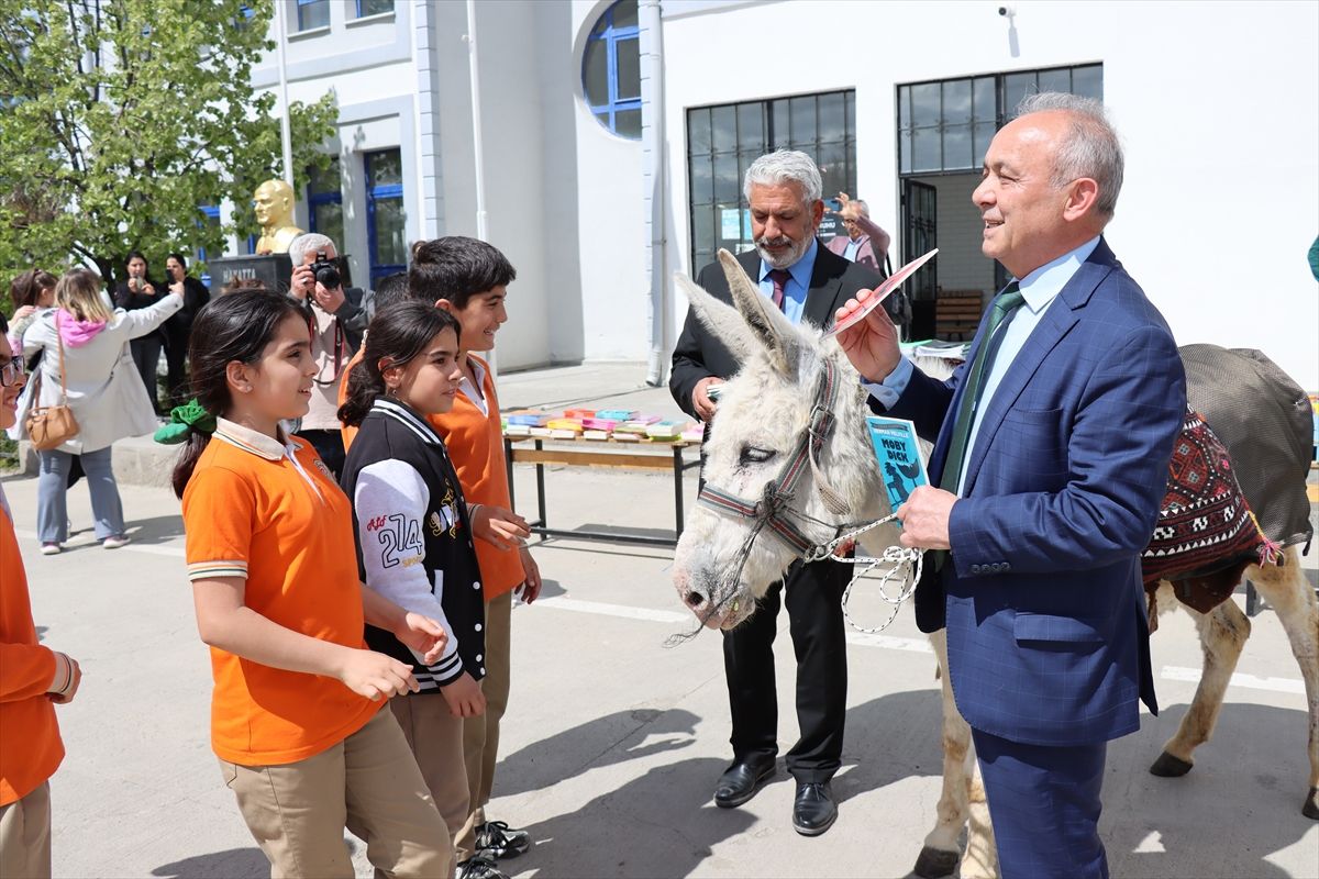 Gurbetçi Öğrencilere Kitap Dağıttı