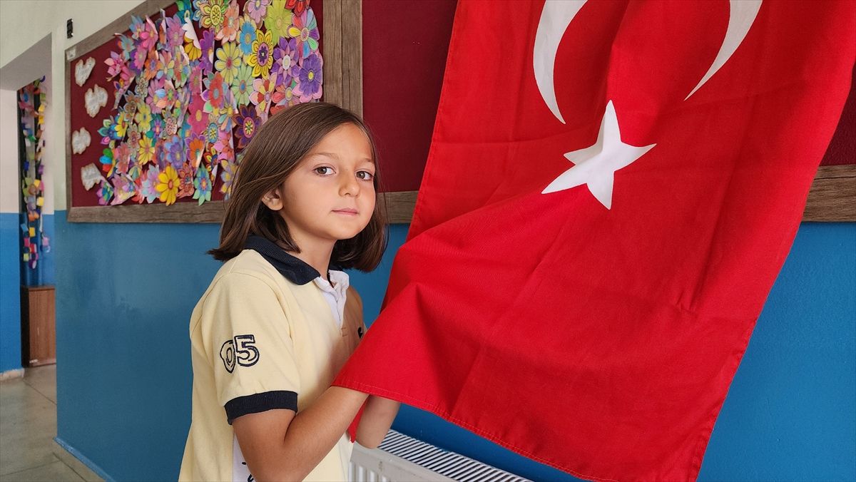 Amasya\'da ilkokul öğrencilerinin Türk bayrağına gösterdiği sevgi kamerada