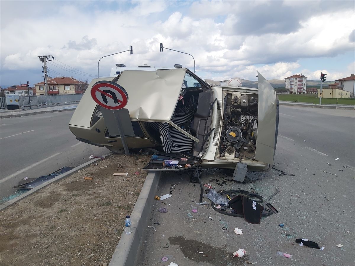 Çubuk\'ta Trafik Kazası: 3 Yaralı