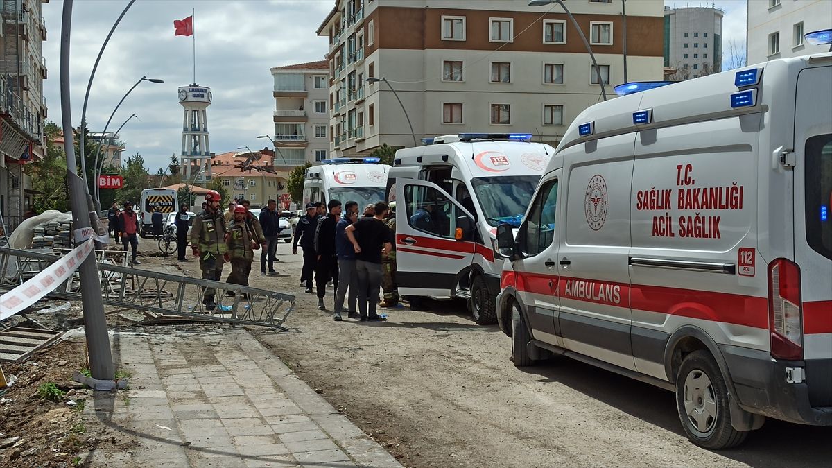 Kahramankazan\'da İnşaat Iskelesi Çöktü