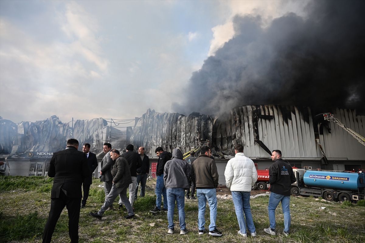 Yenimahalle\'de Mobilya Deposu Yangını Kontrol Altına Alındı